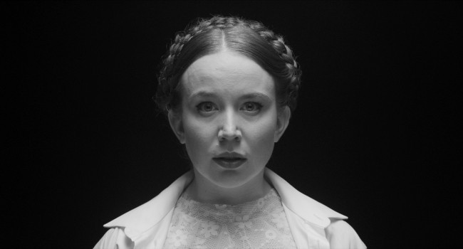 Zrcadla ve tmě (2021)